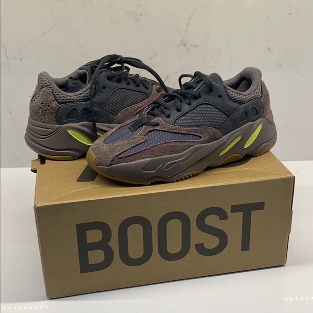 Brand new in box mauve Yeezy Boost 700